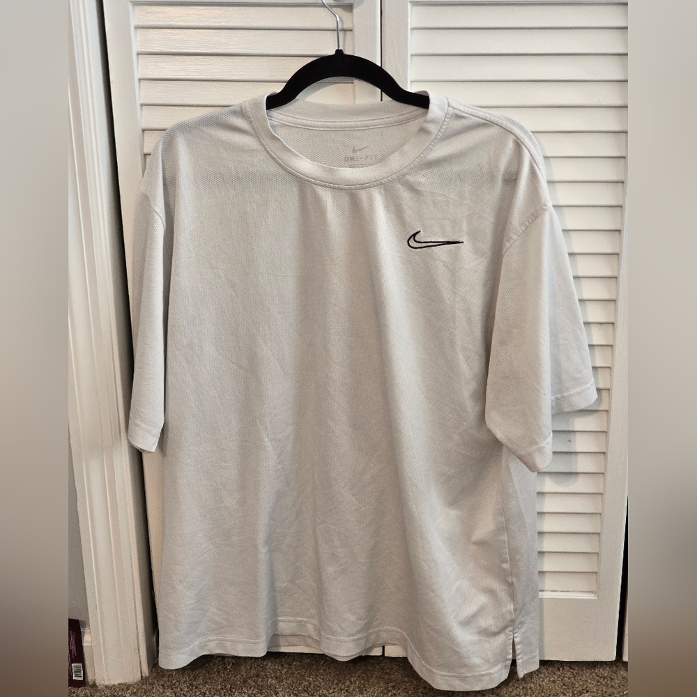 Nike Dri-FIT White Short Sleeve Athletic Tee | Men’s Medium
